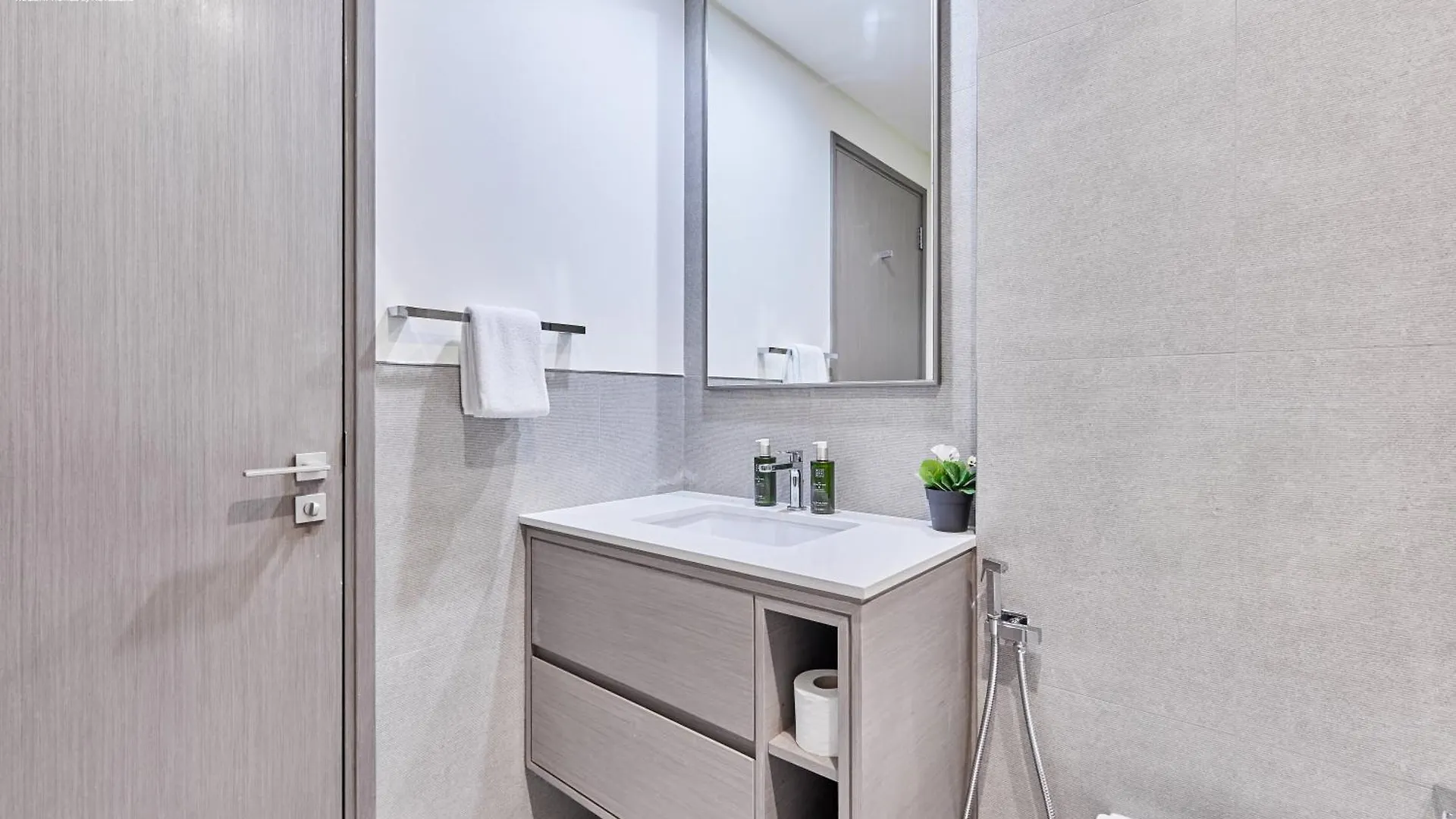 Bnbmehomes - Grande Signature Residences Dubai Apartment